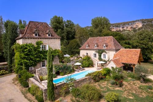 - une vue aérienne sur une maison avec une piscine dans l'établissement Le Moulin sur Célé - Luxury Villa with Private Pool, à Saint-Sulpice