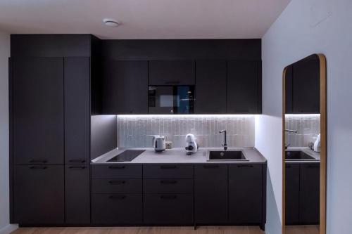 Kuchyň nebo kuchyňský kout v ubytování VILLAR Suites by Cadiz4Rentals
