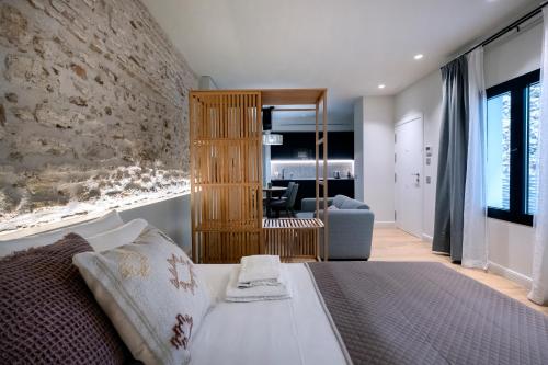 1 dormitorio con 1 cama y sala de estar en VILLAR Suites by Cadiz4Rentals, en Cádiz