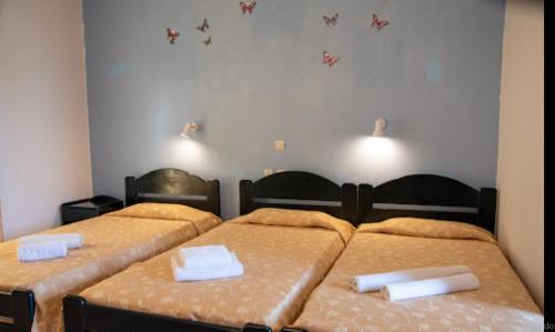 2 Betten in einem Schlafzimmer mit 2 Matratzen in der Unterkunft Royal Club Hotel - Aqua Poolside Bliss in Kamenitsotaíika