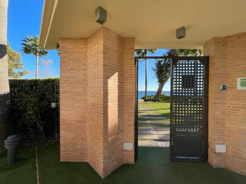 eine Tür zu einem Haus mit Meerblick in der Unterkunft Precioso apartamento con vistas al mar , Estepona in Estepona