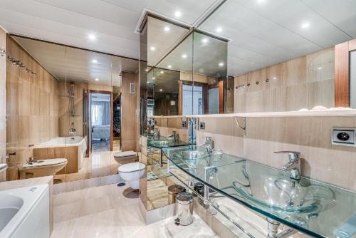 ein Badezimmer mit zwei Waschbecken und zwei Glasscheiben in der Unterkunft Precioso apartamento con vistas al mar , Estepona in Estepona