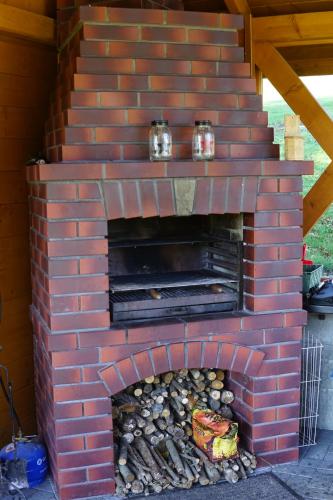 ein gemauerter Kamin mit zwei Gläsern darauf in der Unterkunft Pokoje Gościnne Pod Lipą in Zakopane