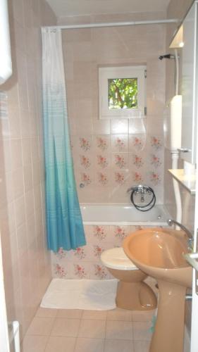 een badkamer met een bad, een toilet en een wastafel bij Apartments Aba in Hvar