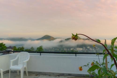 una vista desde el techo de una casa con vistas a las nubes en Amandara Hills Kandy en Kandy
