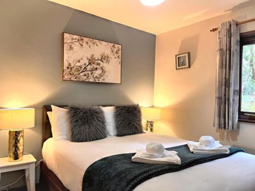 Postel nebo postele na pokoji v ubytování Primrose 19-Woodland Lodges-Carmarthen-Pembroke