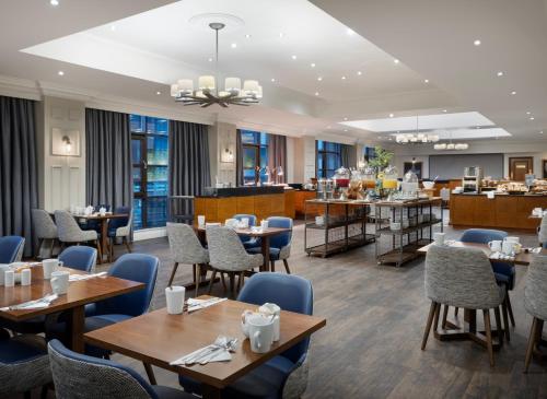 um restaurante com mesas e cadeiras e um bar em Delta Hotels by Marriott Liverpool City Centre em Liverpool