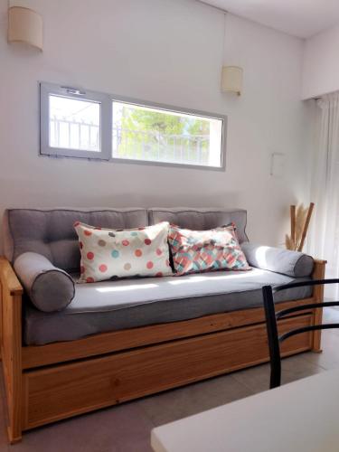 un sofá con almohadas en una habitación en Casa a tres cuadras del mar, en Puerto Madryn