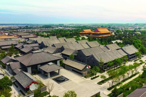 una vista aérea de un grupo de edificios con techos en JW Marriott Hotel Qufu, en Qufu