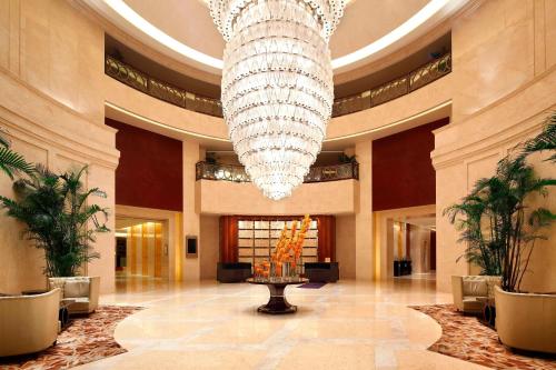 a large chandelier in the lobby of a hotel at Sheraton Jiangyin Hotel in Jiangyin