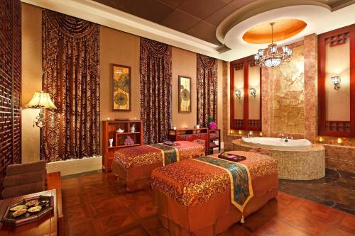 a bathroom with two beds and a bath tub at Sheraton Jiangyin Hotel in Jiangyin