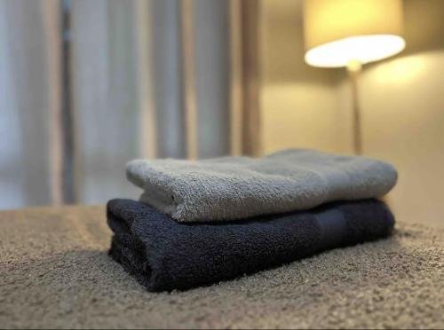 una pila de toallas sentadas sobre una mesa en Amazing 2 bedrooms Modern Apartment in Stara Zagora, en Stara Zagora