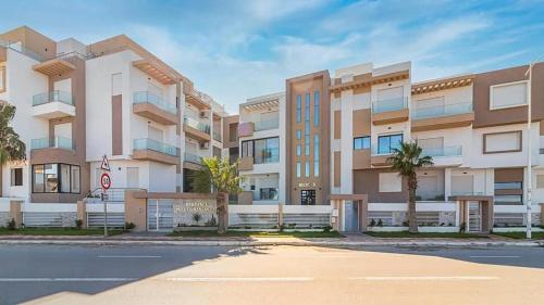 una imagen de un edificio de apartamentos en La Vue Mer The Sea View, 