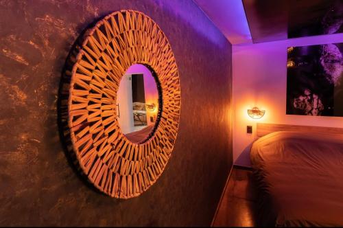 1 dormitorio con espejo en la pared en La suite M en Verviers