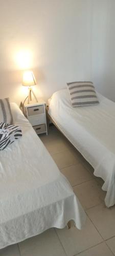 two beds sitting next to each other in a bedroom at Monoambiente in Punta del Este