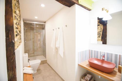 een witte badkamer met een toilet en een wastafel bij Ardigales Casco Antiguo in Castro-Urdiales