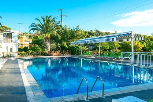 uma grande piscina azul num resort em Sun Beach Villas em Foça