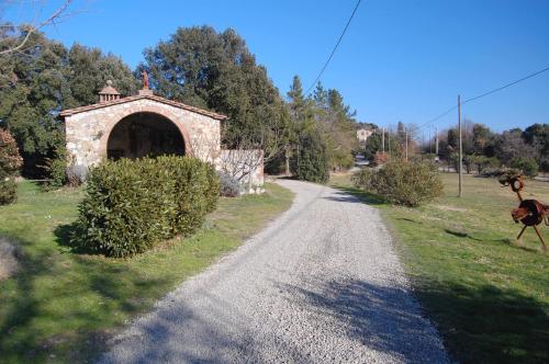 a road leading to a stone tunnel with an ostrich on the side at Agriturismo San Ansanino- Piscina con spiaggia-Aria condizionata in Pari