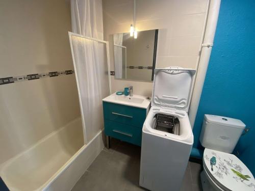 une salle de bain avec un lavabo, des toilettes et une douche dans l'établissement Villa Mitoyenne avec Piscine, Parking Privé, à 15 Min de la Plage - FR-1-607-126, au Cap d'Agde