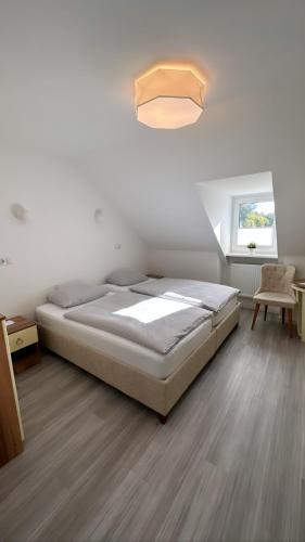 Postel nebo postele na pokoji v ubytování Hotel Rosenheim