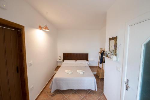 ein Schlafzimmer mit einem Bett mit zwei Handtüchern darauf in der Unterkunft La Casetta - Apartments Buccino in Buccino