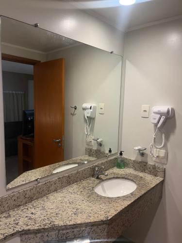 a bathroom with two sinks and a large mirror at Flat VMariana PqIbirapuera Borges Lagoa com garagem 1105 in Sao Paulo