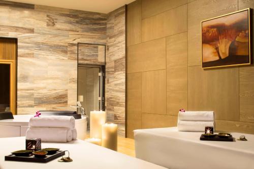 ein Hotelzimmer mit 2 Betten und einer Badewanne in der Unterkunft Four Points by Sheraton Hefei Shushan in Hefei