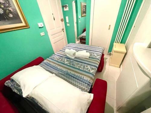 Kleines Zimmer mit 2 Betten und einem Waschbecken in der Unterkunft Suite Oster Room - Ospedaletti in Ospedaletti