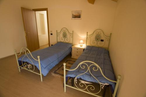 2 nebeneinander sitzende Betten in einem Schlafzimmer in der Unterkunft Villa le Colline - Homelike Villas in Cingoli