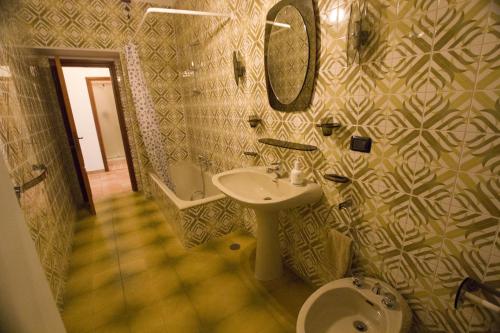 ein Bad mit einem Waschbecken und einem WC in der Unterkunft Villa le Colline - Homelike Villas in Cingoli