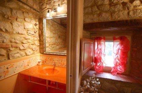 La salle de bains est pourvue d'un lavabo et d'une fenêtre. dans l'établissement Villa San Ansanino-Piscina privata, à Pari