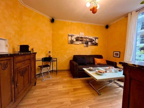 un salon avec un canapé et une table dans l'établissement L'interlude, à Chaville