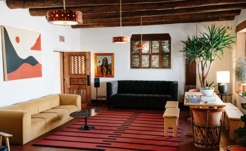 un soggiorno con divano e tavolo di El Rey Court a Santa Fe