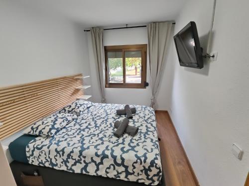 niewielka sypialnia z łóżkiem i telewizorem w obiekcie Family apartment Besos 2 w Barcelonie
