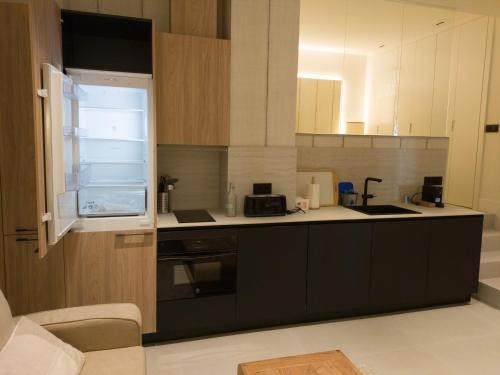 una cocina con encimera en blanco y negro en Precioso apartamento nuevo en calle Ferraz, en Madrid