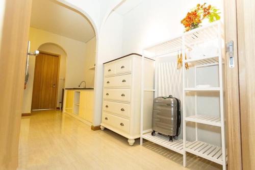Pokój z białą komodą i szafą w obiekcie Kim's Apartment - 800m to Marina Beach - Full kitchen, Washing Machine w Ha Long