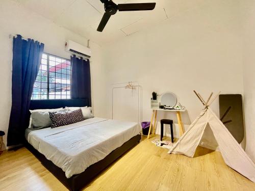 大山腳的住宿－Home41#4pax#Netflix#NearAeonAlma#BM#5kmtoIconicPoint，一间卧室配有一张床和一个游乐帐篷