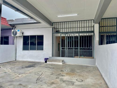 an empty room with a gate in a building at Home41#4pax#Netflix#NearAeonAlma#BM#5kmtoIconicPoint in Bukit Mertajam