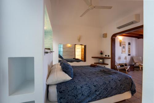 a bedroom with a bed and a living room at V PRINCESA Piscina y BBQ para max 10 personas in Puerto del Carmen