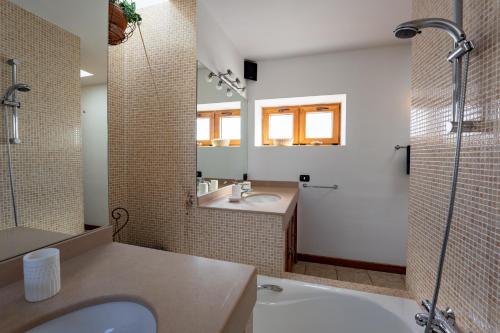 y baño con bañera, lavamanos y ducha. en V PRINCESA, vivienda con piscina climatizada y bbq, en Puerto del Carmen