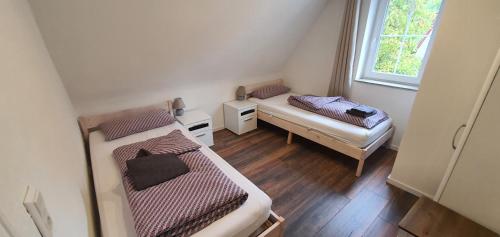 a small room with two beds and a window at Apartment Doppelhorst in Oberndorf in Oberndorf