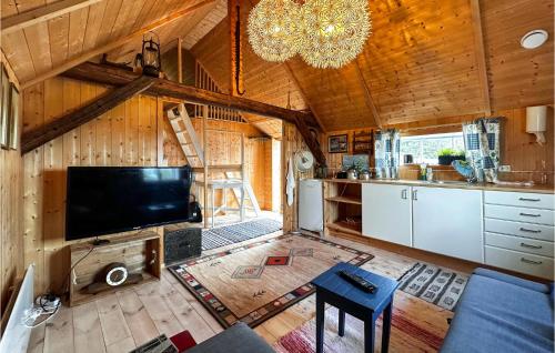 Televisi dan/atau pusat hiburan di Beautiful Home In Nedstrand With Wifi