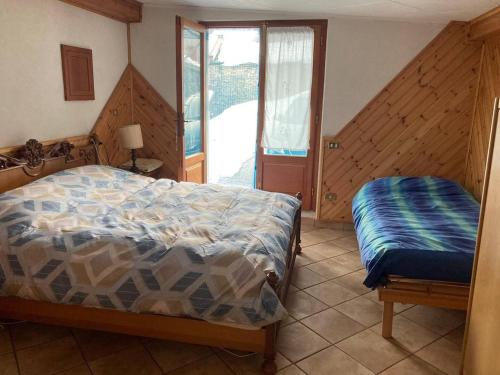 - une chambre avec un lit et une fenêtre dans l'établissement Stanza privata a 10 minuti dall'Abetone, à Pian di Novello