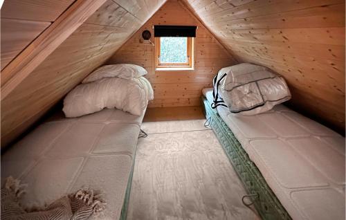 Tempat tidur dalam kamar di Beautiful Home In Nedstrand With Wifi
