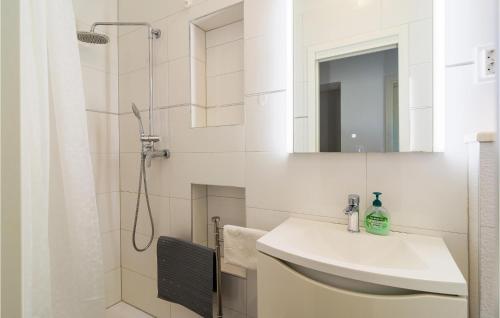 Kúpeľňa v ubytovaní Lovely Apartment In Kastel Kambelovac With Jacuzzi