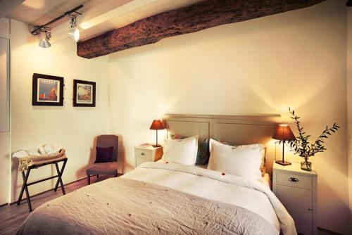 ein Schlafzimmer mit einem großen Bett und einem Stuhl in der Unterkunft Guesthouse Castagnola in Lugano