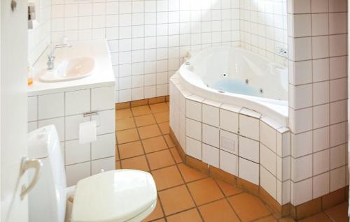 y baño con bañera, aseo y lavamanos. en 3 Bedroom Cozy Home In Sydals, en Skovby