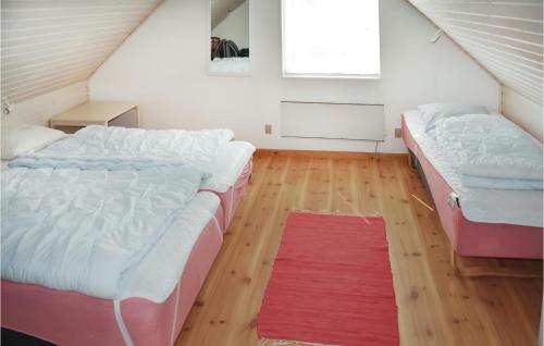 SkovbyにあるNice Home In Sydals With 3 Bedrooms, Sauna And Wifiの赤い敷物が敷かれた部屋のベッド2台