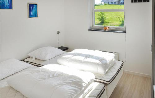 SkovbyにあるCozy Home In Sydals With Saunaの窓付きの客室で、白いベッド2台が備わります。