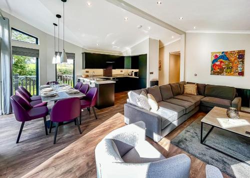 ein Wohnzimmer mit einem Sofa und einem Tisch in der Unterkunft Forest Hills Lodges in Coleford